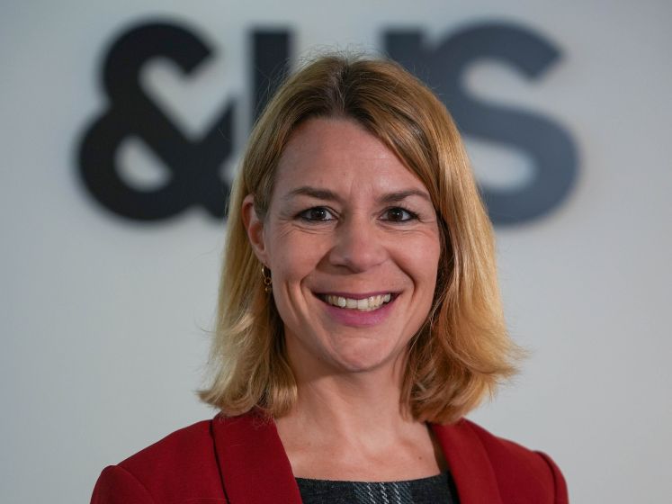 HR-Expertin Cornelia Schwaminger verstärkt &US